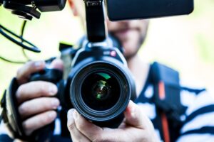 man met een camera